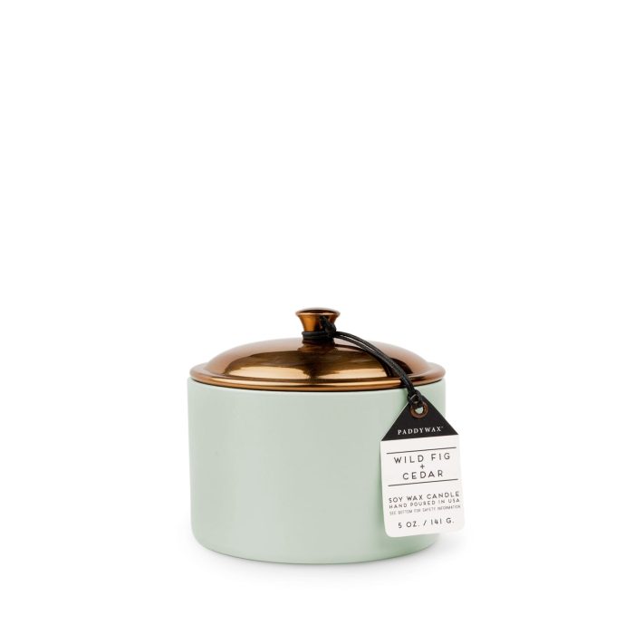 Средняя свеча в керамической баночке WILD FIG + CEDAR